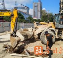 9999外国男人日女人毴一级免费视频直播高温下的坚守｜道路建设者用汗水铺就畅通路